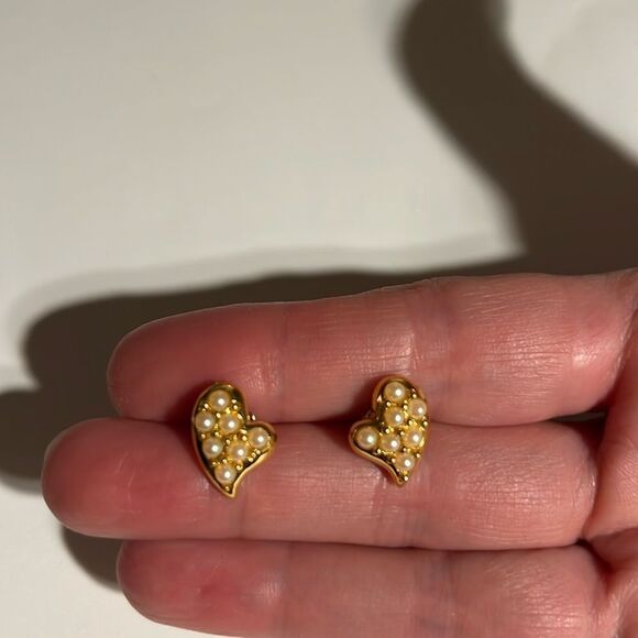 Vintage Avon gold/pearl heart pierced earrings. - Picture 1 of 3